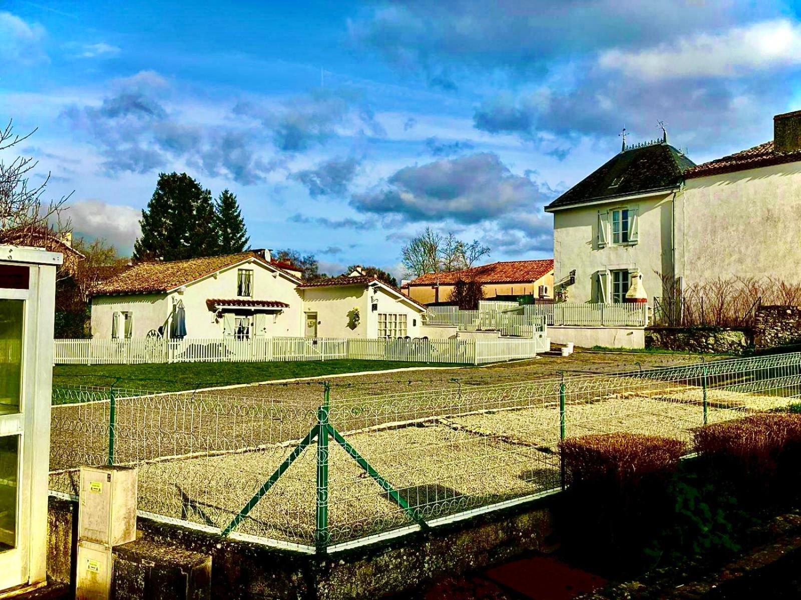 Gite Des Tournesols Oradour-Fanais Exterior photo
